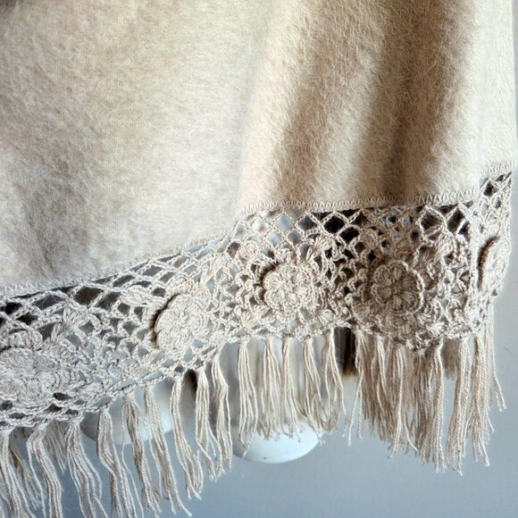 Alpaca Camargo open poncho/shawl. - Picture 4 of 8